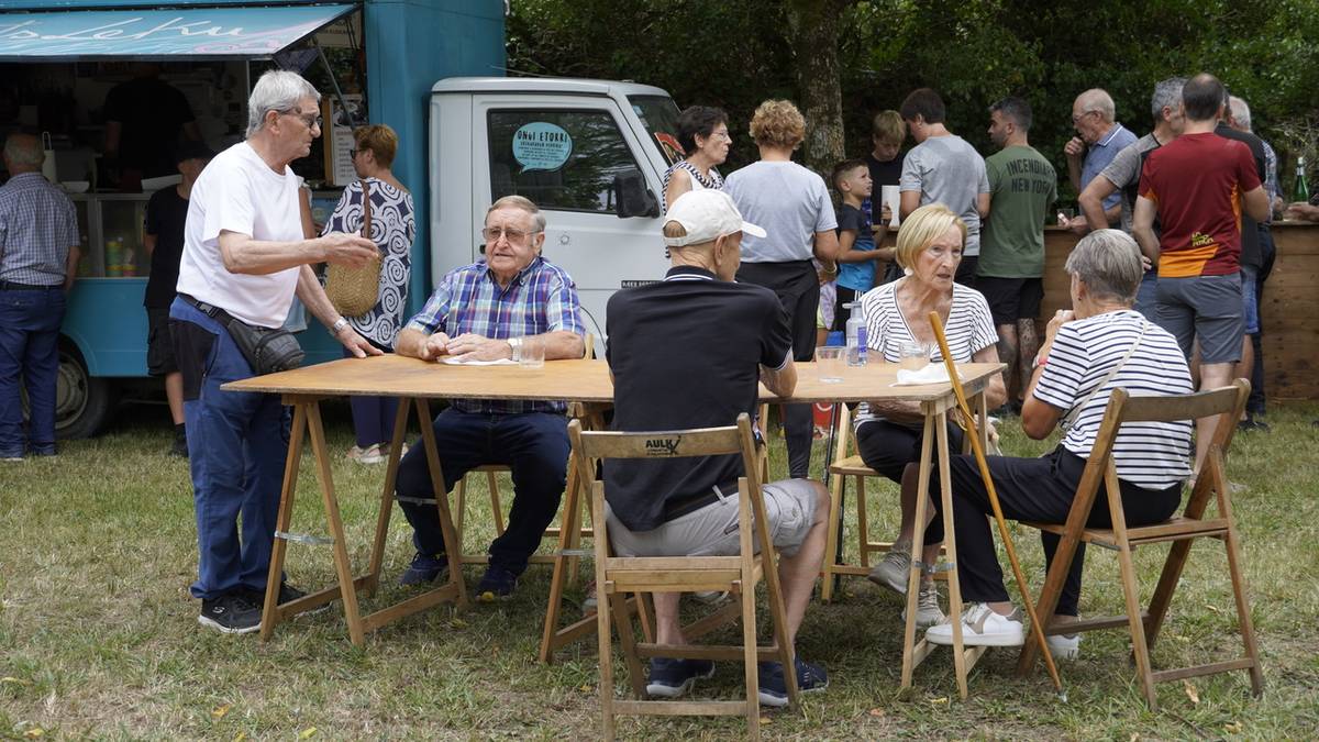 Elizkizuna, mokadua eta jolasak, San Lorente ermitan eta haren atarian
