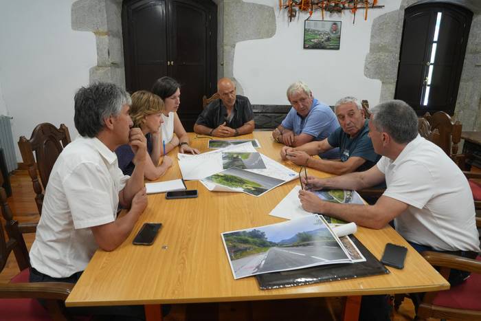 Beizamako eta Errezilgo alkateak Mendozarekin bildu dira, aldundiak errepide sarean egingo dituen lanak jorratzeko