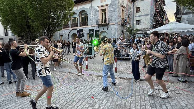 Zutiken eta Elektrotxuflaren emanaldi jendetsuekin hasi da elektrotxarangen lehiaketa