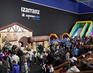 Haurren eta gurasoen topaleku bihurtu da Izarraitz frontoiko jolas parkea