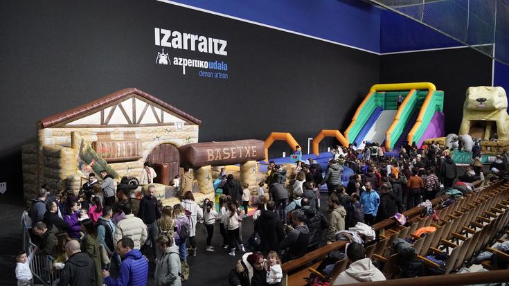 Haurren eta gurasoen topaleku bihurtu da Izarraitz frontoiko jolas parkea