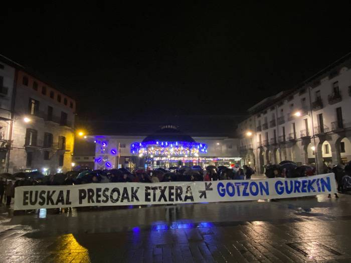 Dozenaka herritar "euskal presoen etxeratzea” eskatzeko elkarretaratu dira