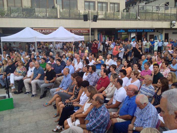 Irudietan: EAJren urte politikoaren hasierako mitina, malekoian