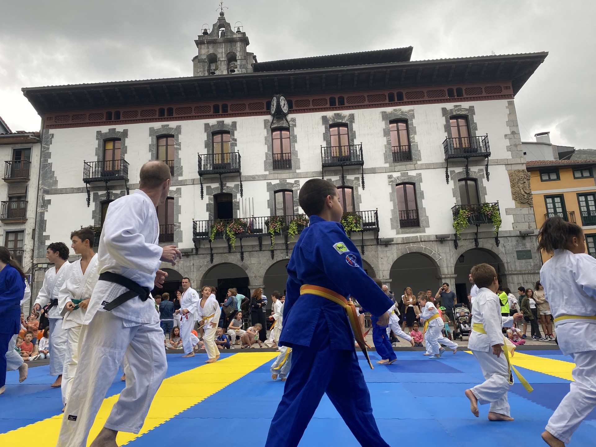 Hondarrezko eskulturen tailerra eta judo erakustaldia, festen atarirako