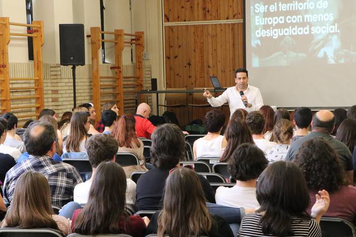 Gazteen Gipuzkoa lan saioa egin du aldundiak Zarautzen