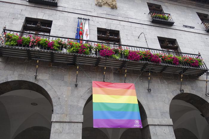 LGTBI kolektiboa babesteko aldarria Azkoitiko plazan