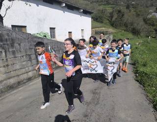 Errezilgo ikasleek Korrika Txikia egin dute, herria girotzeko