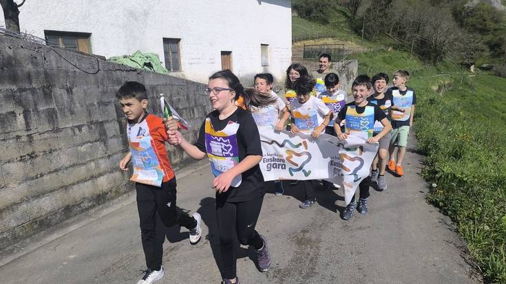 Errezilgo ikasleek Korrika Txikia egin dute, herria girotzeko