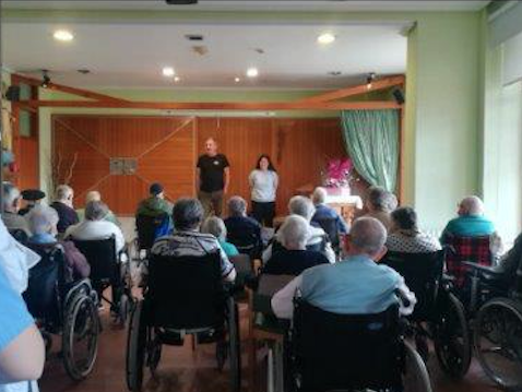 Uxue Alkorta eta Jon Maia bertsotan izan dira San Juan Egoitzan