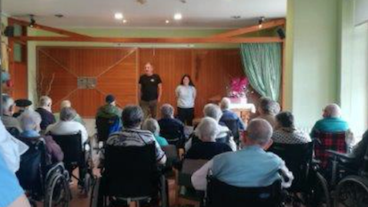 Uxue Alkorta eta Jon Maia bertsotan izan dira San Juan Egoitzan