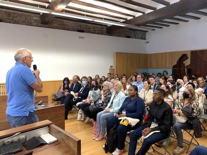 Udaletxean egindako harrerarekin hasi dira Unesco Eskola Elkartuen sareko topaketak
