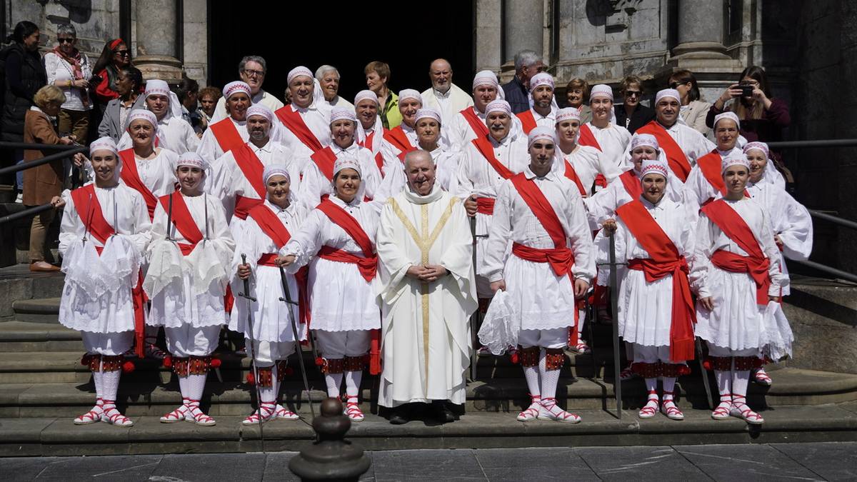 Omenaldi beroa jaso du Felix Azurmendi erretoreak, bere apaizgoaren 50. urteurrenean