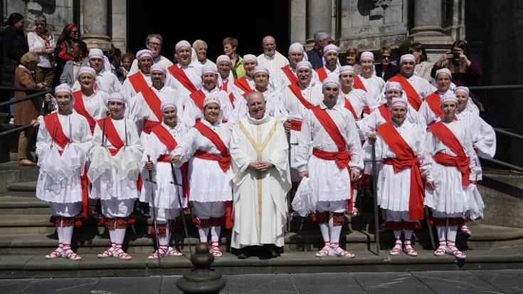Omenaldi beroa jaso du Felix Azurmendi erretoreak, bere apaizgoaren 50. urteurrenean