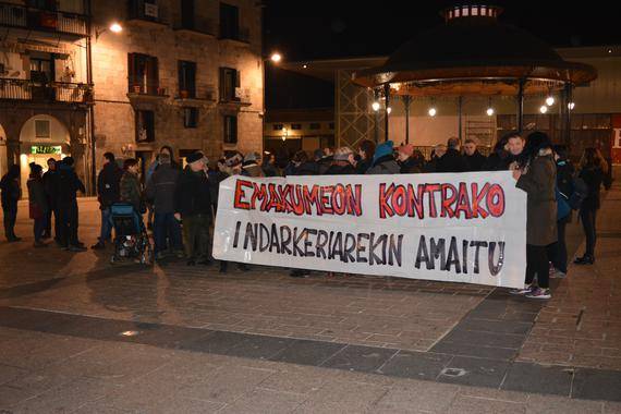 Emakumeen kontrako indarkeria salatu dute Azpeitiko plazan