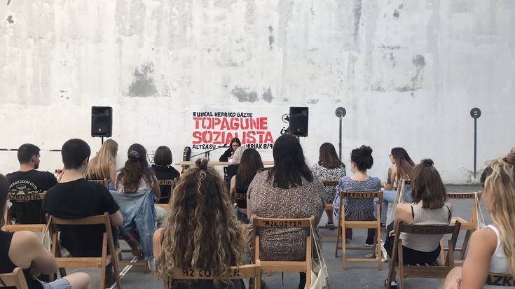 Asteburuan Elizondoko Gazte Topagune Sozialistara joateko autoak partekatzeko antolakuntza erraztu dute