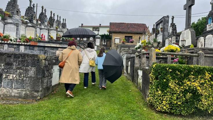 Zendutako senideak gogoan izan dituzte hilerrian