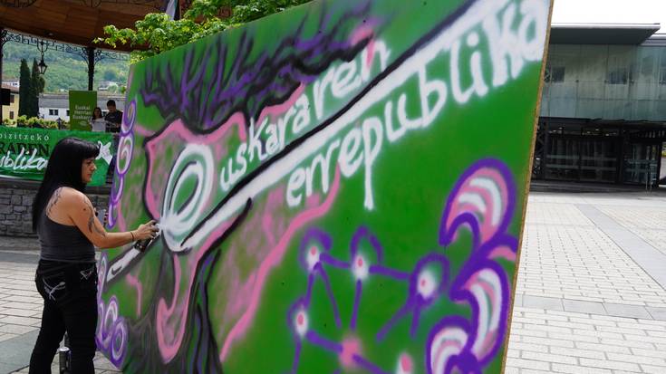 Euskararen biziraupenerako, estatu propio baten beharra aldarrikatu dute