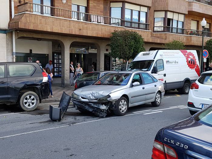 Bi autok istripua izan dute gaur arratsaldean Zumaiako moilan