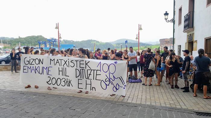 Azken asteotan gertatutako bi emakumeren hilketak salatu dituzte
