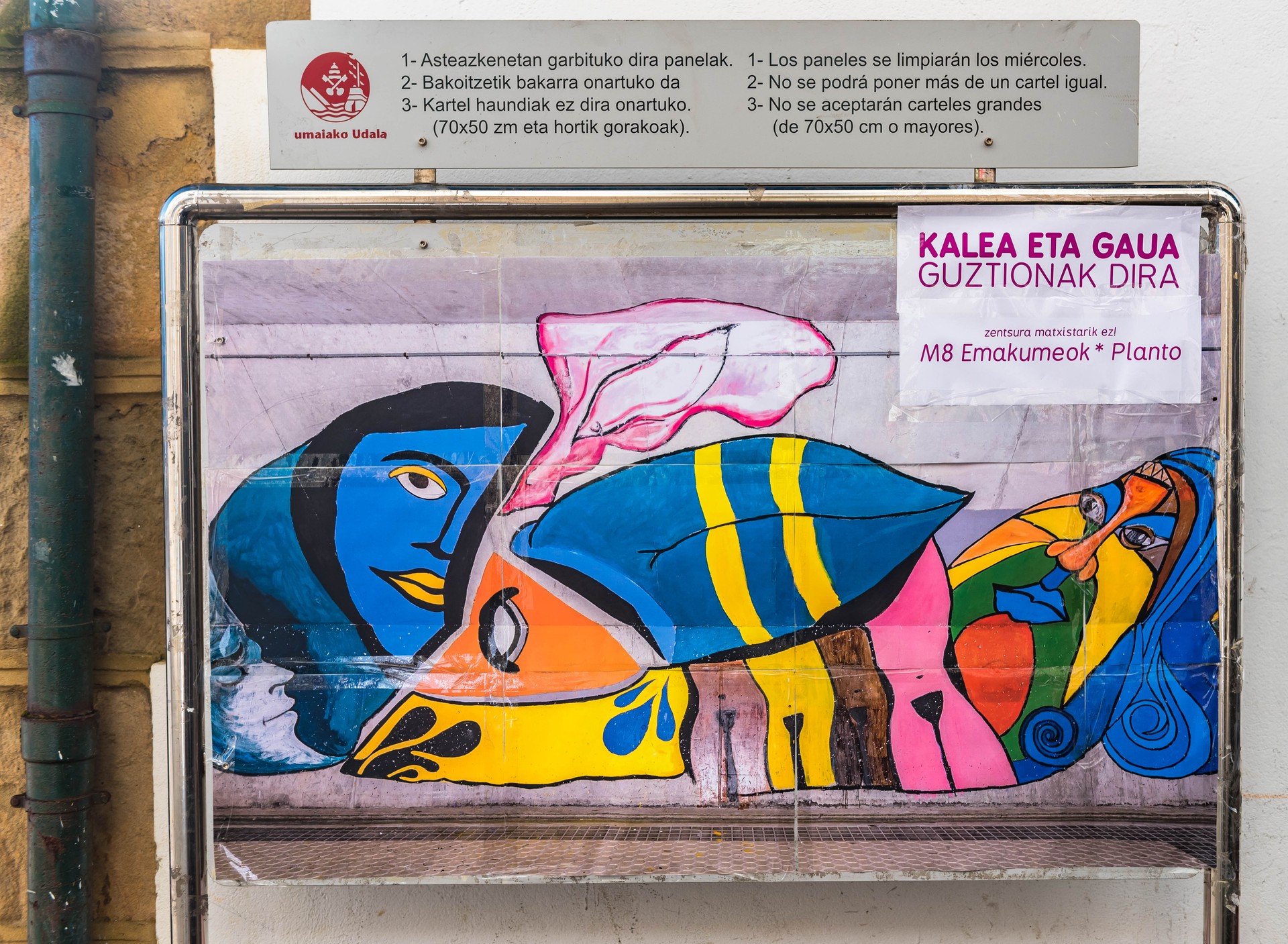 Mural koloretsuak egun handiaren bezperan