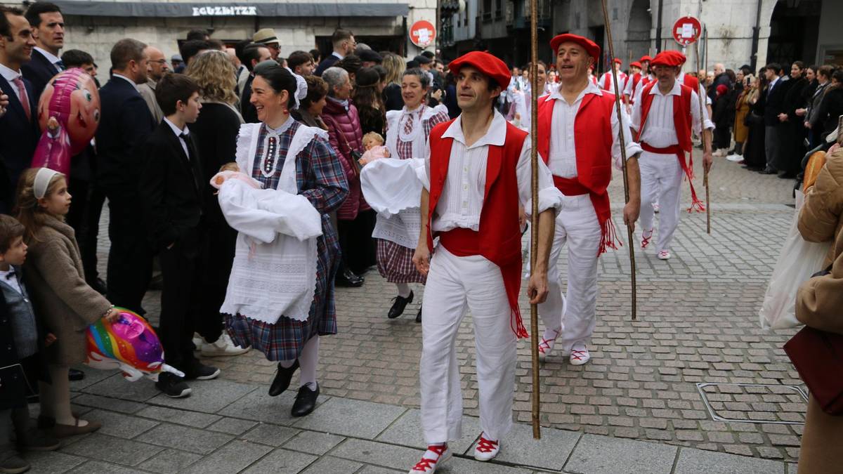 Grisari kolorea eta euriari sua