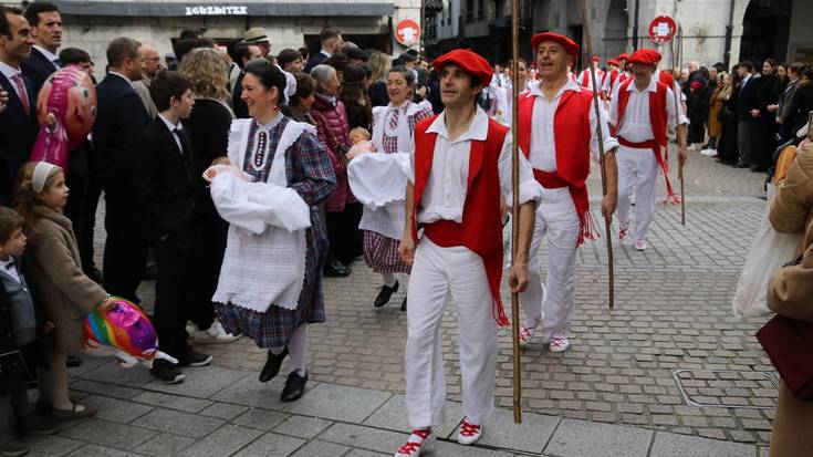 Grisari kolorea eta euriari sua