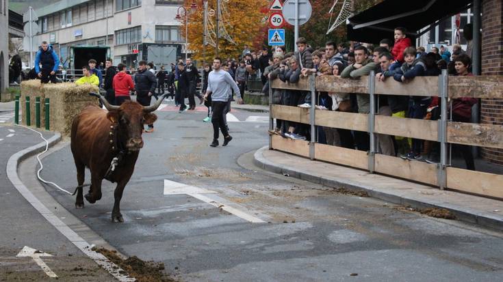 Sokamuturrarekin agurtu dituzte Landetan aurtengo saneloiak