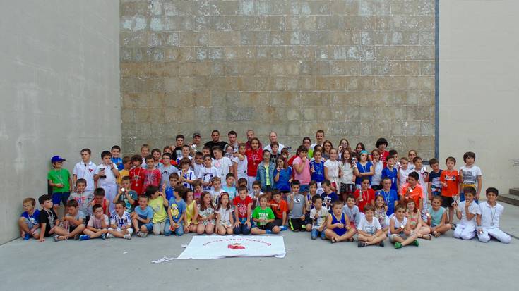 Haur ugarik hartu dute parte arratsaldean Odietan egin den pilotaren festan