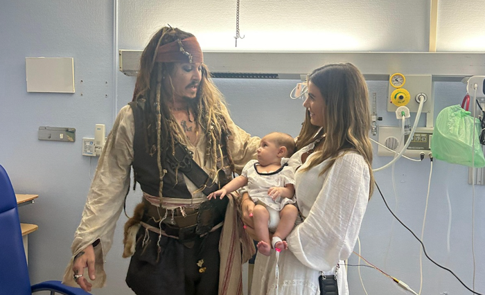 Aiar batek topo egin du benetako Jack Sparrow-rekin Donostia Ospitalean