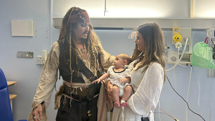 Aiar batek topo egin du benetako Jack Sparrow-rekin Donostia Ospitalean