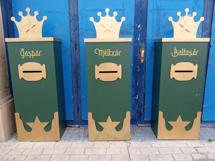 Prest daude Errege Magoei eskutitzak bidaltzeko postontziak