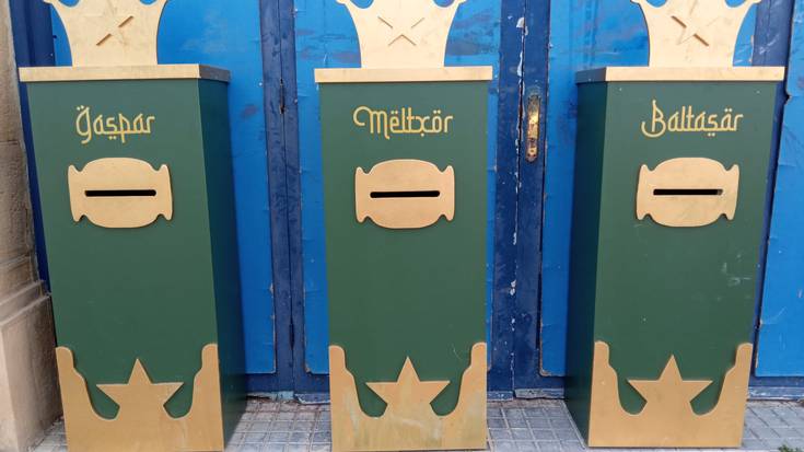 Prest daude Errege Magoei eskutitzak bidaltzeko postontziak