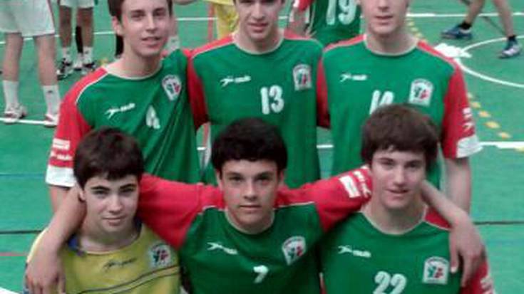 Eskubaloiko kadete mailako Euskal selekzioko mutilak Espainiako Txapelketako final erdietan daude