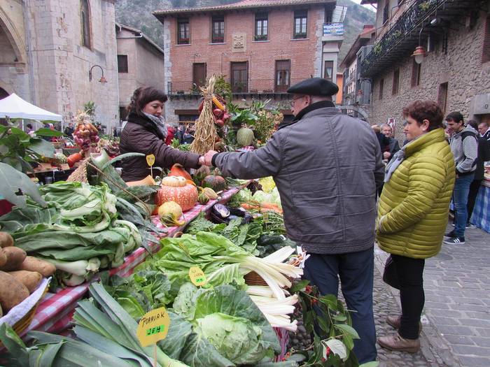 Egitarau oparoa prestatu dute Zoroperi egunerako