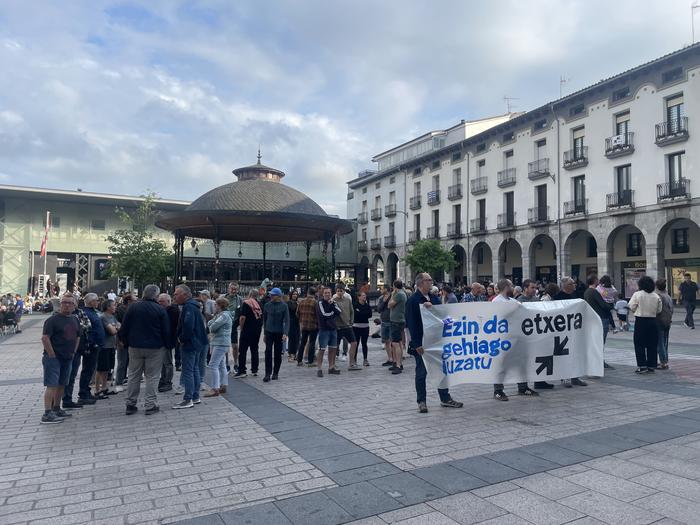 Euskal preso eta iheslarien alde elkartu dira plazan