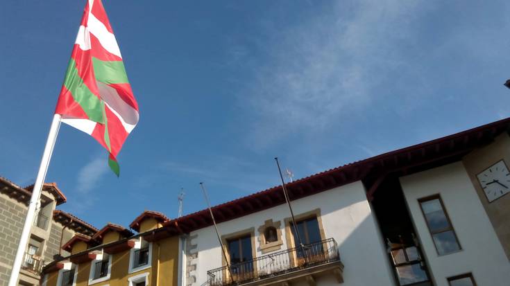 Ikurrina jarri du Udalak Foruen enparantzan