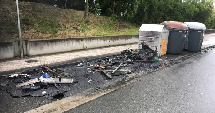 Hiru edukiontzi erre dituzte Alain