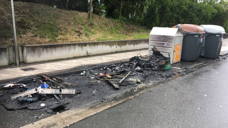 Hiru edukiontzi erre dituzte Alain