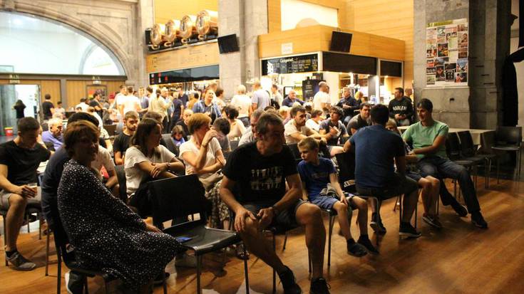 Taldearen 10. urteurrena ospatuta hasi dute Zezen Beltz asteburua