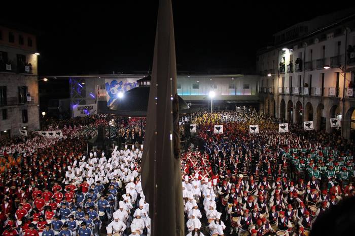 Danborradak udaletxeko balkoitik ikusteko zozketarako izen ematea ireki du udalak