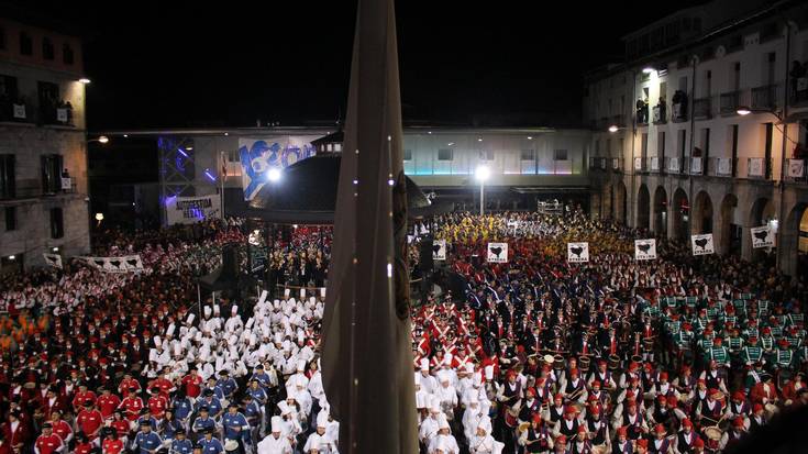 Danborradak udaletxeko balkoitik ikusteko zozketarako izen ematea ireki du udalak