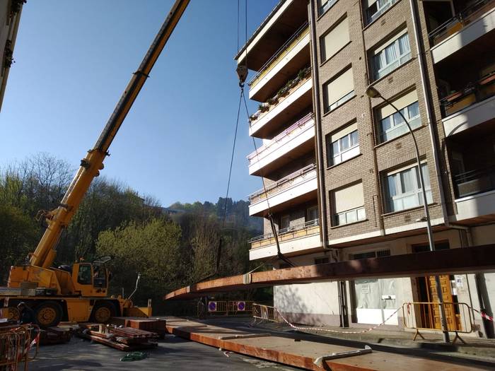 Hasi dira Azkoitiko Jausoro eta Altzibar auzoak lotuko dituen zubia jartzen
