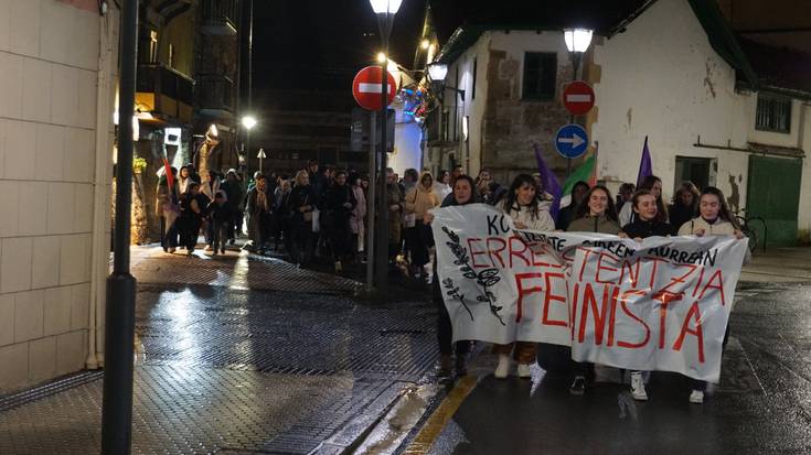 Adin eta jatorri askotako herritarrak atera dira kalera Orion Azaroaren 25eko manifestazioan