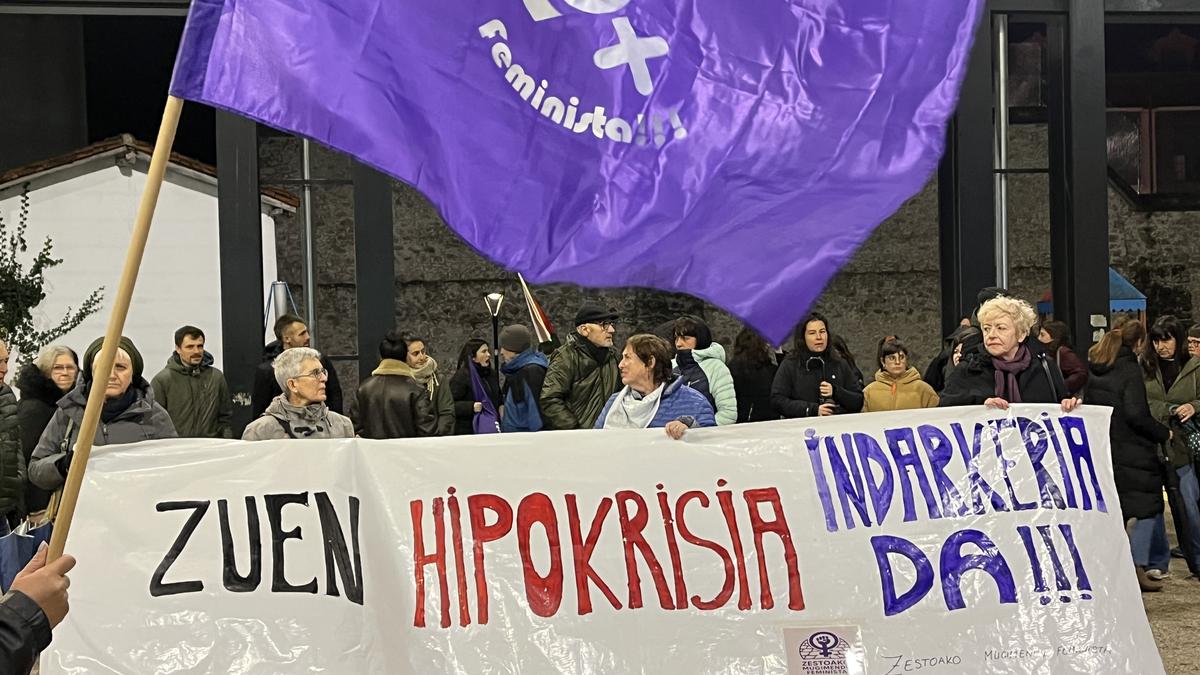 Indarkeria matxistaren aurkako aldarriak lau haizetara zabaldu dituzte eskualdeko herritarrek