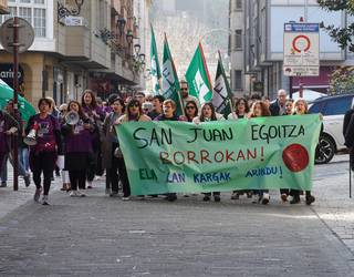 Egoitzetako prekaritatearekin eta soldata arrakalekin amaitzeko eskatu dute Zumaiako kaleetan