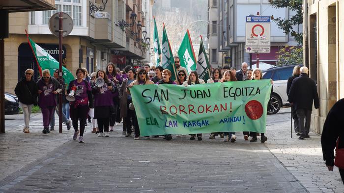 Egoitzetako prekarietatearekin eta soldata arrakalekin amaitzeko eskatu dute Zumaiako kaleetan