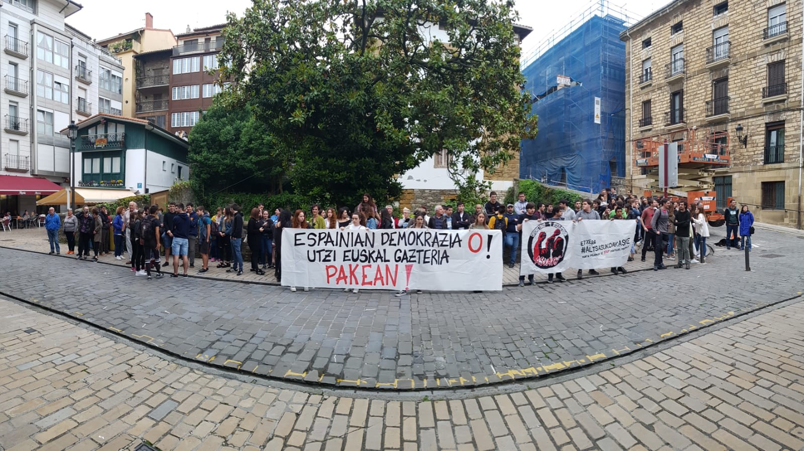 Altsasuko eta Oreretako epaiak salatzeko elkarretaratzea egin da