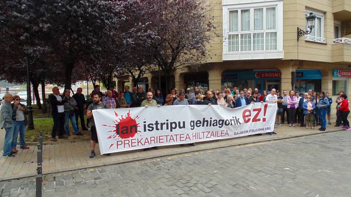 Domingo Prieto garraiolariaren omenezko kontzentrazioa egin da sindikatuek deituta