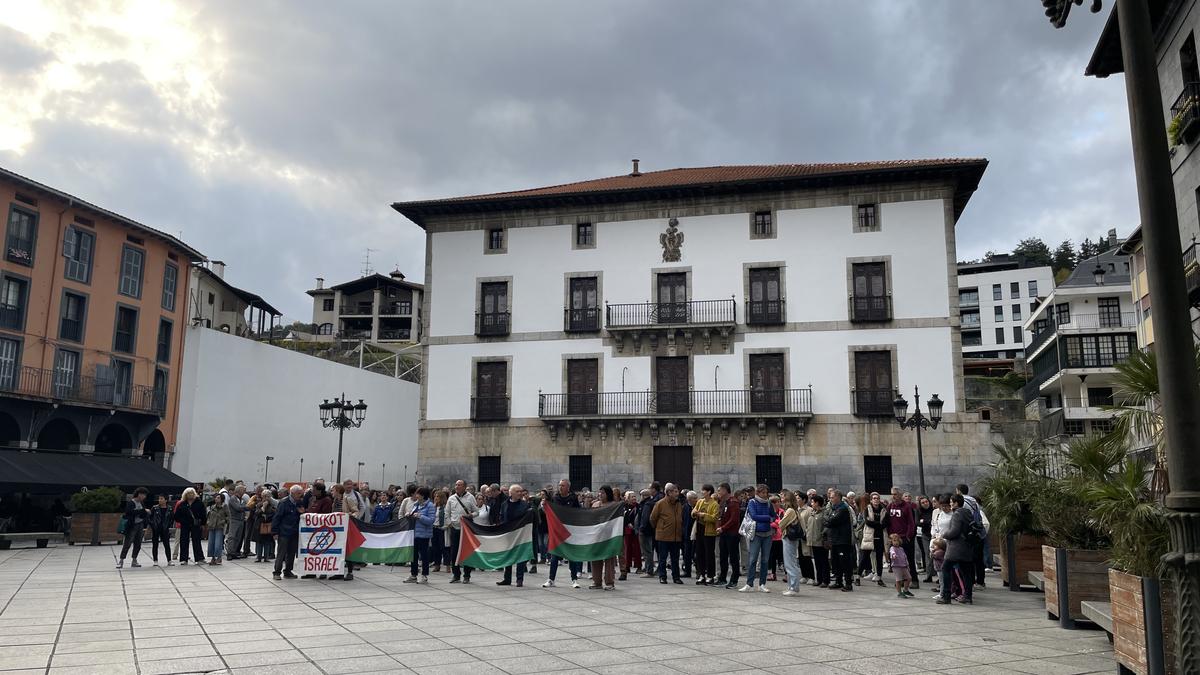 Gazako genozidioa salatzeko bildu da dozenaka herritar plazan