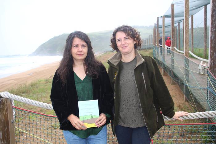 Bisita gidatuak antolatu dituzte Zarauzko dunetako landareak eta hegaztiak ezagutzeko